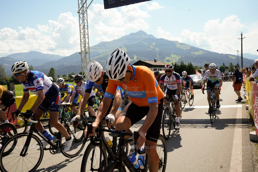 467_20230817_Bewerb_Maenner_Muehlanger | AUT - OESTERREICH, 2023-08-16: SPORT RENNRAD-FAHREN - 55. INTERNATIONALER RADWELTPOKAL IN ST. JOHANN IN TIROL  - Vintage-Radrennen mit WM-Bronze-Medaillen-Siegerin Christina Schweinberger, den Teilnehmer und Alexander Baumann (vom Orginastions-Team) - TAG 2 BEWERB MAENNER IN SECHS GRUPPEN  ; Foto: Roland Muehlanger