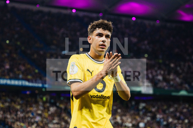DFB-Pokal: HEBC - Borussia Dortmund, 01.09.2026 | Samuele Inacio (Borussia Dortmund, 40) wurde ausgewechselt, klatscht zu den Fans; Fußball, DFB-Pokal, 1. Runde: HEBC vs. Borussia Dortmund am 01.09.2026 im Volksparkstadion, HamburgDFB REGULATIONS PROHIBIT ANY USE OF PHOTOGRAPHS AS IMAGE SEQUENCES AND/OR QUASI-VIDEO. - Realisiert mit Pictrs.com
