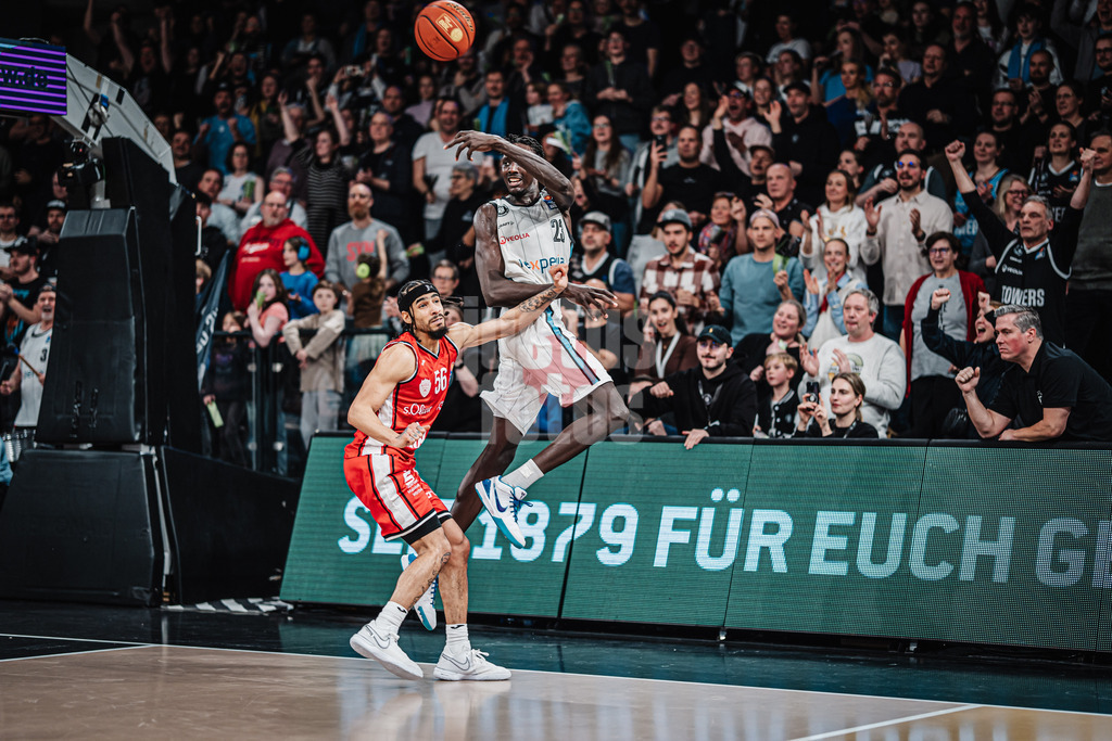 Basketball | Männer | Saison 2024/2025 | easyCredit Basketball Bundesliga | 18. Spieltag | Veolia Towers Hamburg vs. FIT/One Würzburg Baskets | 26.01.2025 | v.l. Jhivvan Jackson (#56, FIT/One Würzburg Baskets) gegen Kur Kuath (#23, Veolia Towers Hamburg)