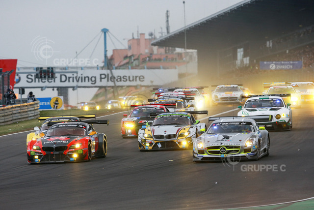 Motorsports / 24 Stunden Nürburgring 2015, Nürburgring-Nordschleife, GER | (20): Dominik Baumann, Claudia Huertgen, Jens Klingmann, Martin Tomczyk - (2): Bernd Schneider, Yelmer Buurman, Andreas Simonsen, Adam Christodoulou - Realisiert mit Pictrs.com