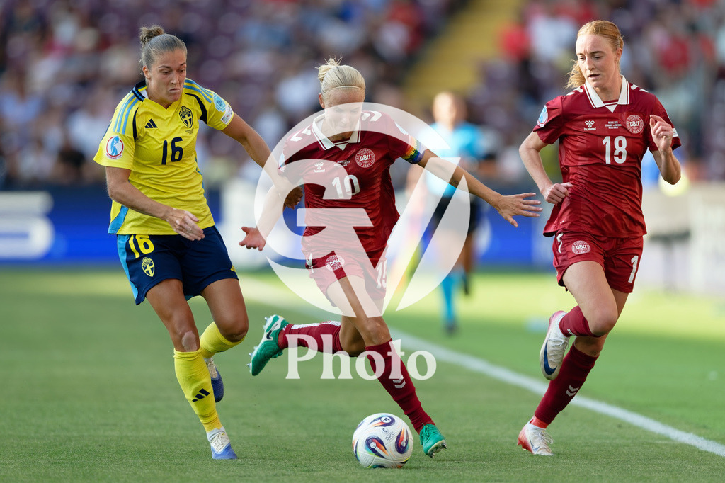 Denmark v Sweden - UEFA Women's EURO 2025 Group C | GENEVA, SWITZERLAND - JULY 4: Pernille Harder of Denmark (C) and Filippa Angeldahl of Sweden (L)  fight for possession , Sara Holmgaard of Denmark (R) is ready to receive the ball during the UEFA Womens EURO 2025 Group C match between Denmark and Sweden at Stade de Geneve on July 4, 2025 in Geneva, Switzerland. (Photo by Giuseppe Velletri/Sports Press Photo/Getty Images)