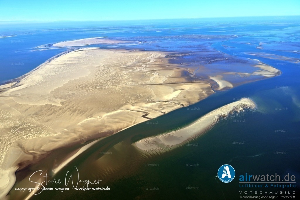 Luftbilder Sandbänke Norderoogsand, Japsand, Süderoogsand | Süderoogsand darf nicht betreten werden, da er eine Kernzone des Nationalparks ist. Auf der Sandbank steht eine 19 Meter hohe hölzerne Leuchtfeuerbake, die mit Solarstrom betrieben wird und als Quermarkenfeuer für das Fahrwasser "Hever" dient. 