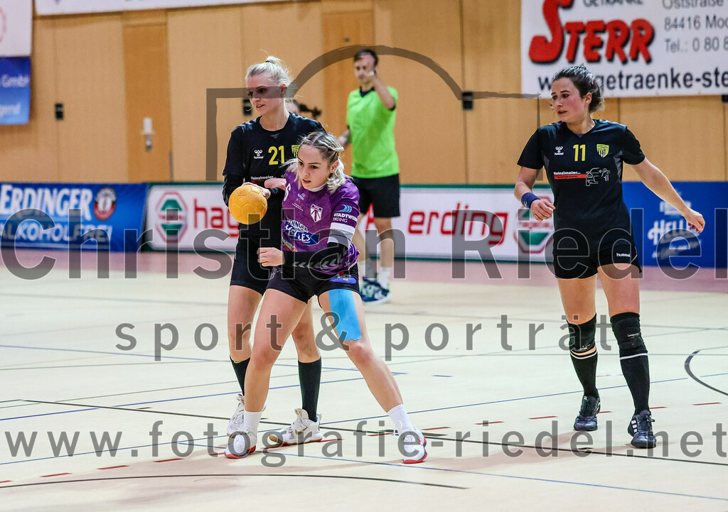 2023-12-17_033_SpVgg_Altenerding_II_gegen_HF_Scheyern | Erding, Deutschland, 17.12.2023:
Handball, Bezirksliga Frauen Altbayern 2023 / 2024, 9. Spieltag, SpVgg Altenerding II gegen HF Scheyern, Endergebnis: 22:26

Carina Heimbach (HF Scheyern, #21), Lena Prem (SpVgg Altenerding, #6), Lieselotte Landskron (HF Scheyern, #11)

Foto: Christian Riedel / fotografie-riedel.net