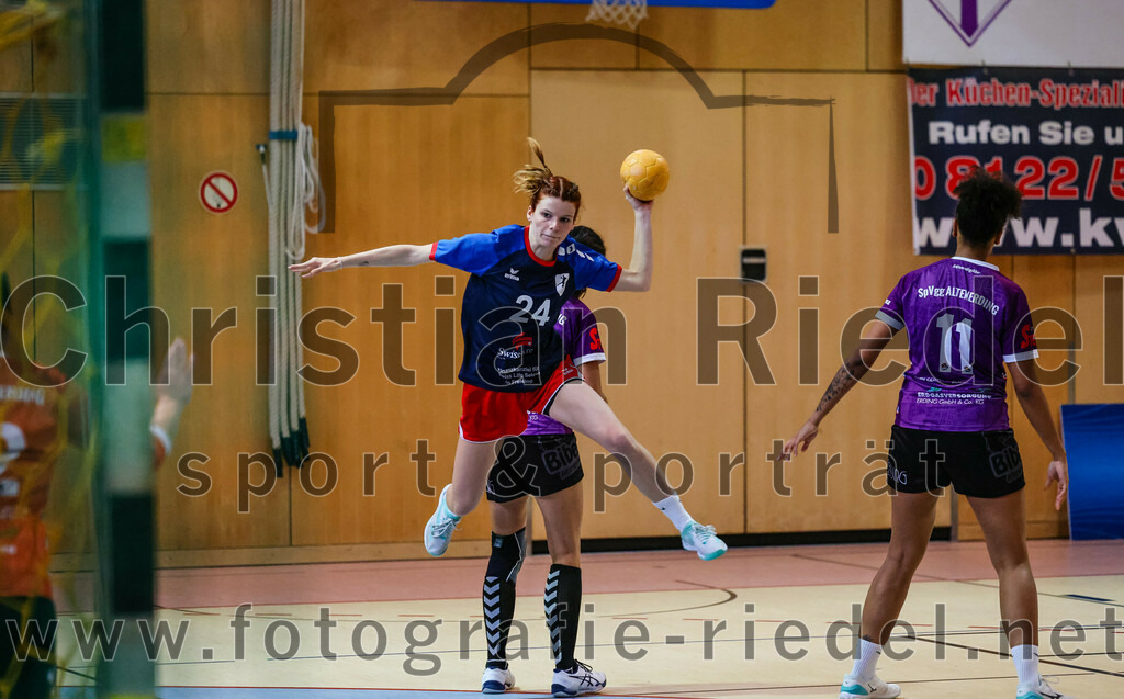 2023-10-14_021_SpVgg_Altenerding_gegen_HSG_Freising_Neufahrn_Damen | Erding, Deutschland, 14.10.2023:
Handball, Bezirksliga Frauen Altbayern 2023 / 2024, 3. Spieltag, SpVgg Altenerding II gegen HSG Freising-Neufahrn II, Endergebnis: 23:28

Carla Bluhme (HSG Freising-Neufahrn, #24), Nikayla Alston (SpVgg Altenerding, #11)

Foto: Christian Riedel / fotografie-riedel.net