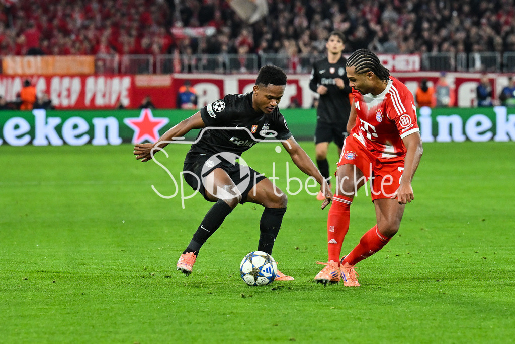 FC Bayern München - Sporting Lissabon | MUNICH, GERMANY - 09. DECEMBER: im Duell Geny CATAMO (Sporting CP 10) und Serge GNABRY (FC Bayern Munich 7) während dem Match zwischen dem FC Bayern München und Sporting Lissabon am 6. Spieltag der UEFA Champions League Ligaphase in der Allianz Arena