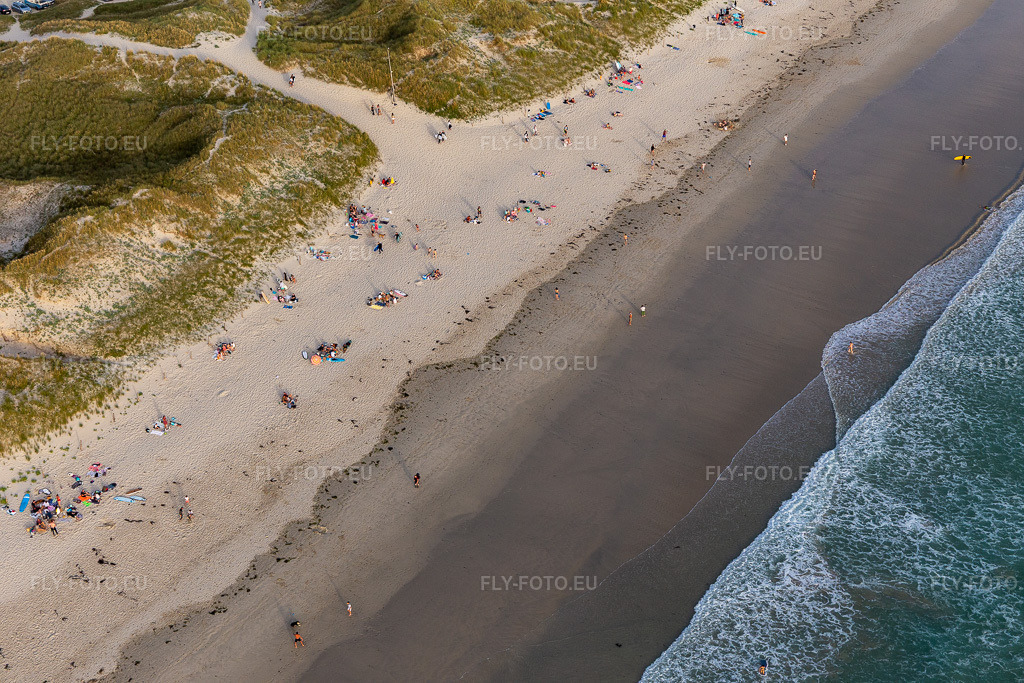 Vue aérienne: Plage de Tronoën à Saint-Jean-Trolimon dans le département Finistère, France. Photo: IMG_132547.jpg prise le 17/06/2022 par Werner Riehm/FLY-FOTO.eu – Résolution de l'original: 5472 x 3648 px