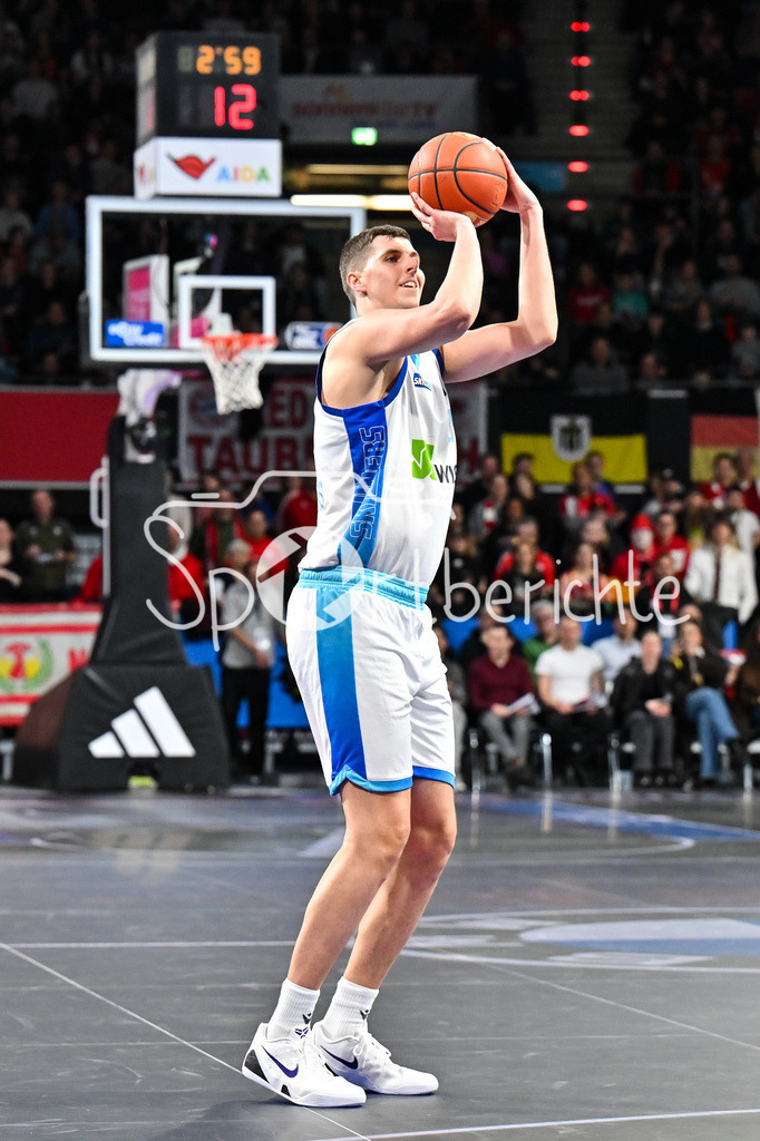 FC Augsburg - 1. FC Heidenheim | MUNICH, GERMANY - 17. FEBRUARY: im Bild Jacob KNAUF (Skyliners Frankfurt 25) / Einzelfoto / Freisteller  bei einem Wurf während dem Spiel zwischen dem FC Bayern München und den Skyliners Frankfurt am 21. Spieltag der easyCredit BBL im BMW Park