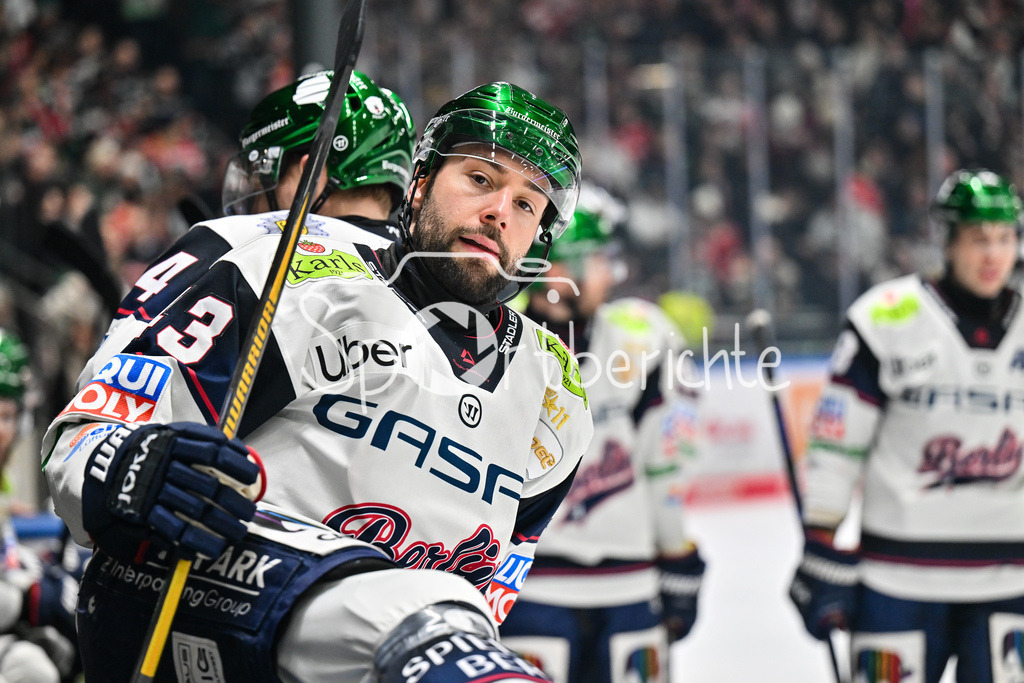 Augsburger Panther - Eisbären Berlin | aUGSBURG, GERMANY - 27. JANUARY: im Bild Andreas EDER (Eisbären Berlin 43) beim Sprung über die Bande während dem Match zwischen den Augsburger Panthern und den Fischtown Pinguins am 43. Spieltag der Penny DEL im Curt Frenzel Stadion