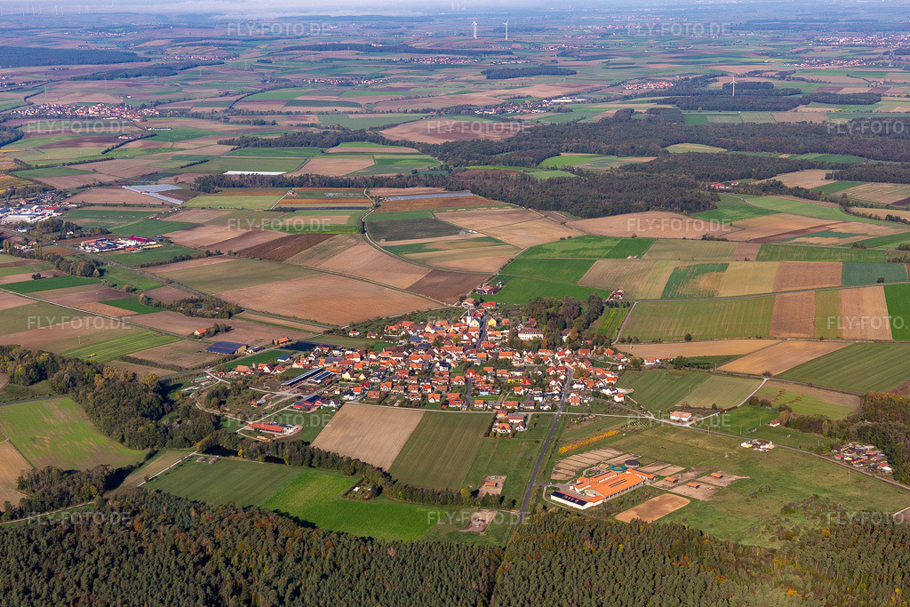 Luftbild: Ortsansicht von Südwesten im Ortsteil Kirchschönbach in Prichsenstadt im Bundesland Bayern in Deutschland. Foto: IMG_119577.jpg vom 26.10.2019 durch Werner Riehm/FLY-FOTO.de