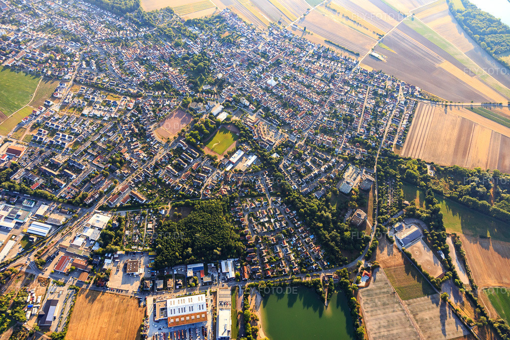 Luftbild: Ortsübersicht aus Westen in Neuhofen im Bundesland Rheinland-Pfalz in Deutschland. Foto: IMG_109580.jpg vom 31.07.2018 durch Werner Riehm/FLY-FOTO.de