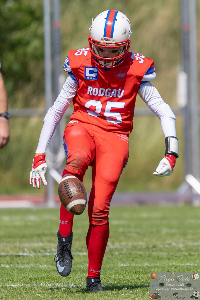 GFLW 1: German Football League Women 1: Rodgau Pioneers Ladies - Stuttgart Scorpions Sisters, 07.06.2026 | Jennifer Gerndt (Rodgau Pioneers Ladies #35) schießt den Ball / führt einen Punt aus, Rodgau Pioneers Ladies - Stuttgart Scorpions Sisters, Rodgau, Maingau-Energie-Stadion "Am Weichsee", 7.6.2026 - Realisiert mit Pictrs.com