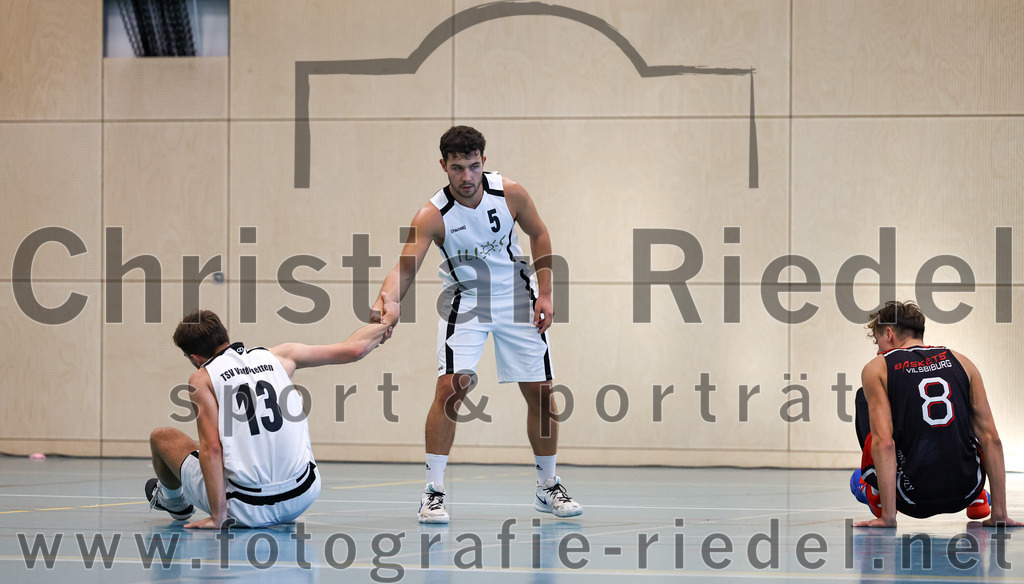 2022-10-16_015_TSV_Vaterstetten_gegen_Baskets_Vilsbiburg_2 | Vaterstetten, Deutschland, 16.10.2022:
Basketball, Bayernliga Herren Südost 2022 / 2023, 1. Spieltag, TSV Vaterstetten gegen Baskets Vilsbiburg 2, Endergebnis: 83:64

Konstantin Huber (TSV Vaterstetten, #13), Jonathan Andre (TSV Vaterstetten, #5),  (Baskets Vilsbiburg, #8)

Foto: Christian Riedel / fotografie-riedel.net