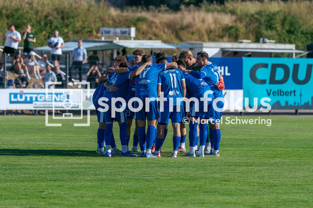 SSVg Velbert 02 – Borussia Mönchengladbach | Spielerkreis der SSVg Velbert 02. Testspiel zwischen der SSVg Velbert 02 und Borussia Mönchengladbach in Velbert, 12.08.2026. Endstand: 0:8. sportimfokus / Marcel Schwering - Realisiert mit Pictrs.com