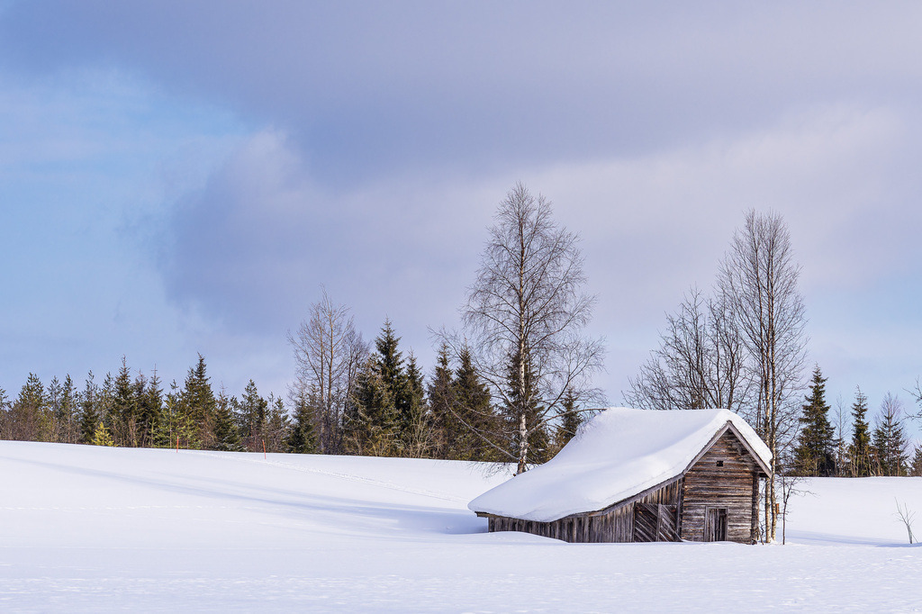 Landschaft mit Schnee und Holzhütte im Winter in Kuusamo, Finnland | Landschaft mit Schnee und Holzhütte im Winter in Kuusamo, Finnland.