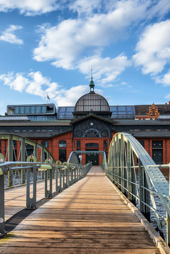 10230403 - Fischauktionshalle Altona | Blick vom Fähranleger auf die Fischauktionshalle in Hamburg Altona.