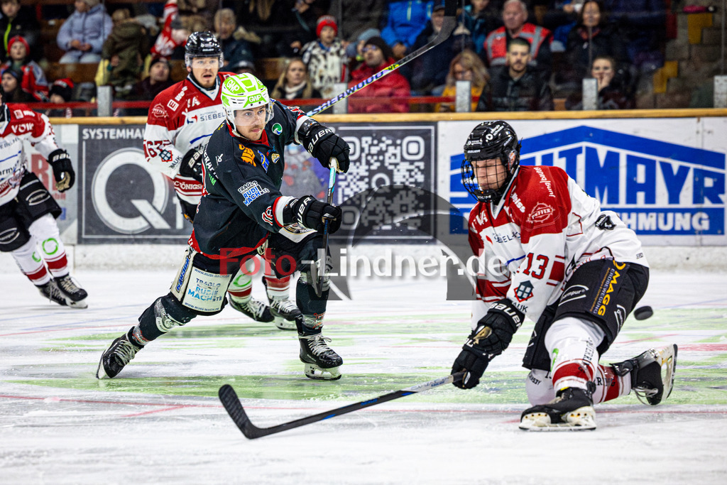 Peißenberg MINERS gegen EHC Königsbrunn | Eishockey Bayernliga 2025/26 Vorrunde 7. Spieltag, Peißenberg MINERS gegen EHC Königsbrunn, 20251102,Schuss, Tor, Valentin HÖRNDL (MINERS 18),2025-11-02 in Peißenberg (flatbuy Arena Peißenberg), Valentin HÖRNDL (MINERS 18), Luca SZEGEDIN (EHC 13)Copyright: WolfgangxLindner www.foto-lindner.de
