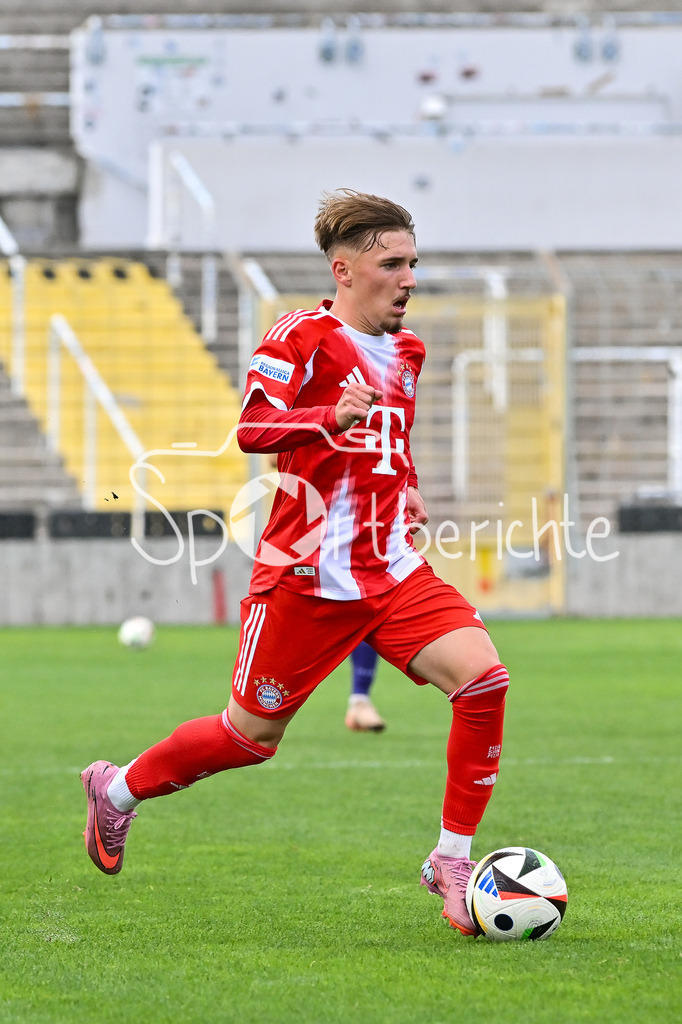 FC Bayern Amateure - FC Würzburger Kickers | am Ball Lennart KARL (FC Bayern München II #7) / Einzelfoto / Freisteller / Regionalliga Bayern: FC Bayern Amateure - FC Würzburger Kickers; Grünwalder Stadion am 27.09.2025