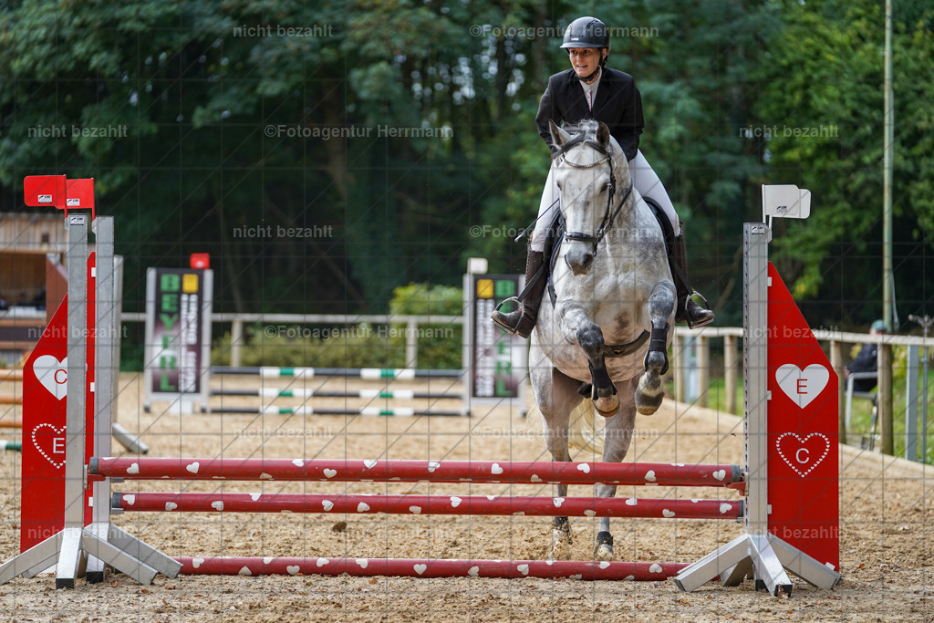 20231008-SN_01066 | Professionelle Turnier- und Reitsportfotografie - mit dem Finger am Auslöser. Pferdebilder aus dem Reitsport von den Turnierfotografen  Bayern , Pferdefotograf Bayern, Pferdeshooting Turnierbilder, Hochzeitsfotograf, Eventfotograf, Hochzeitsbilder