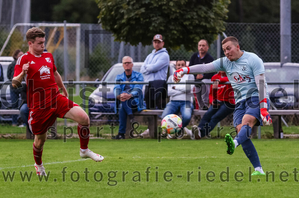 2023-08-04_069_SV_Walpertskirchen_gegen_FC_Finsing | Walpertskirchen, Deutschland, 04.08.2023:
Fußball, Kreisliga 2023 / 2024, 2. Spieltag, SV Walpertskirchen gegen FC Finsing, Endergebnis: 3:3

Fabian Kövener (FC Finsing, #12), Torwart Stefan Gröppmaier (SV Walpertskirchen, #1)

Foto: Christian Riedel / fotografie-riedel.net