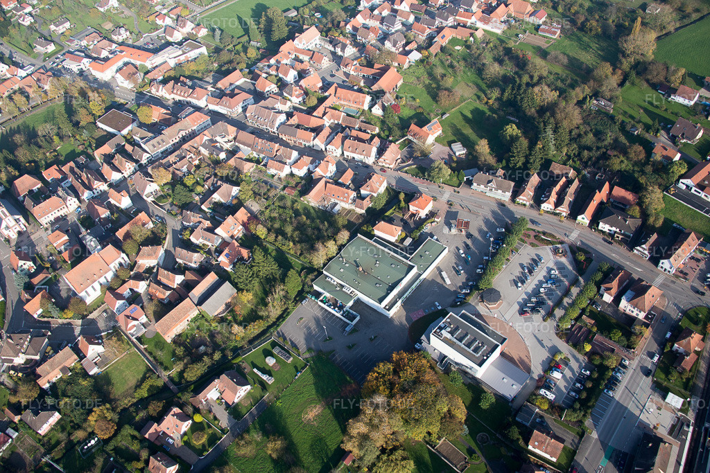 Luftbild: Ortsansicht in Soultz-sous-Forêts im Bundesland Bas-Rhin in Frankreich. Foto: IMG_075567.jpg vom 01.11.2014 durch Werner Riehm/FLY-FOTO.de