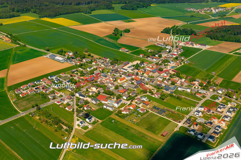 Das Luftbild zeigt : Pondorf Altmannstein - Die Luftaufnahme wurde 2024 vom UL-Flugzeug aus erstellt ( keine Drohne ) - Hochauflösende Luftaufnahme - Für grossformatige Ausdrucke geeignet. Die Geschenkidee !Mit Lizenz und Bildrechte bestellbar