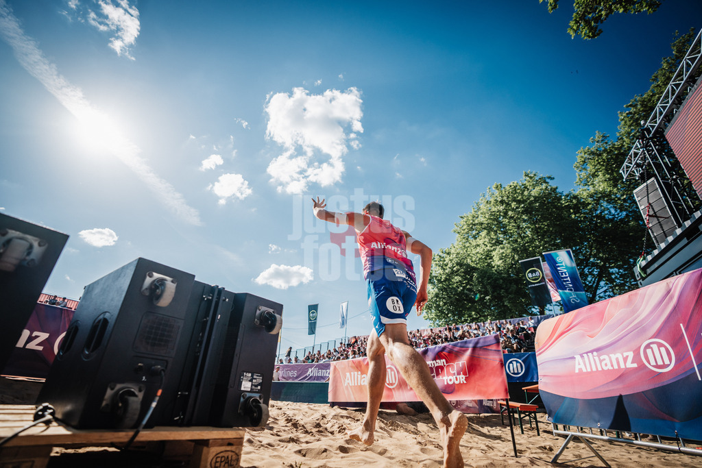 Beachvolleyball | Männer | Allianz German Beach Tour 2025 | Tourstop Düsseldorf | 09.05.2025 | David Poniewaz läuft ins Stadion ein