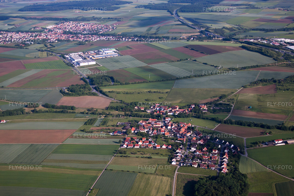 Luftbild: Dorfansicht im Ortsteil Mühlhausen in Estenfeld im Bundesland Bayern in Deutschland. Foto: IMG_66203.jpg vom 30.05.2014 durch Werner Riehm/FLY-FOTO.de