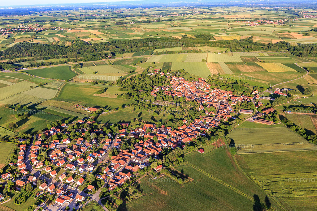Vue aérienne: Vue d'ensemble du village depuis l'ouest à Schœnenbourg dans le département Bas Rhin, France – .Photo: IMG_100834.jpg prise le 08/06/2017 par Werner Riehm/FLY-FOTO.eu – Résolution de l'original: 5472 x 3648 px