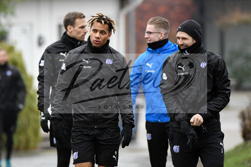 20200226_TRAOSN_0053 | Fussball, Herren: Etienne Amenyido (VfL Osnabrueck) und Konstantin Engel (VfL Osnabrueck) schauen waehrend der Trainingseinheit des VfL Osnabrueck im Sportpark Illoshoehe am 26.02.2020 in Osnabrueck, Deutschland. - Realisiert mit Pictrs.com
