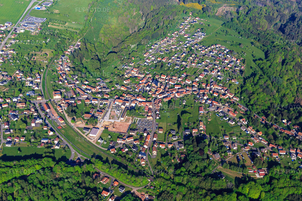 Luftbild: Ortsübersicht in den Nordvogesen am Morgen aus Südosten in Lemberg im Bundesland Moselle in Frankreich. Foto: IMG_146060.jpg vom 01.05.2025 durch Werner Riehm/FLY-FOTO.de