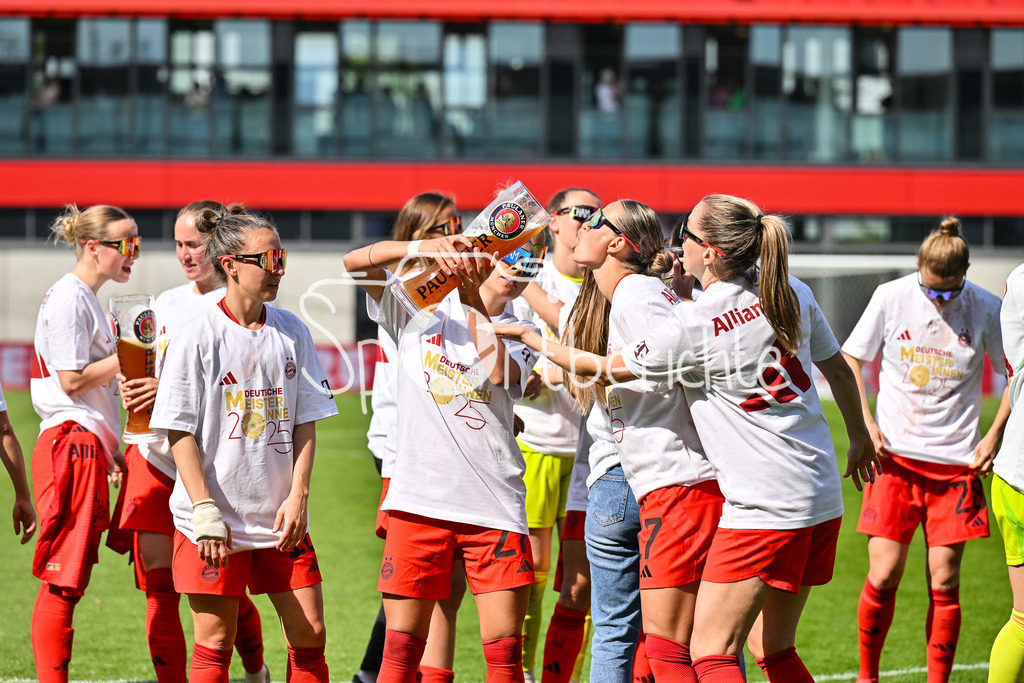 FC Bayern München - SC Freiburg | Die Spielerinnen des FC Bayern feiern die Meisterschaft nach dem Heimsieg gegen den SC Freiburg / Frauen Bundesliga: FC Bayern Muenchen - SC Freiburg, FC Bayern Campus am 27.04.2025 / Arianna CARUSO (FC Bayern Muenchen Frauen 27) gibt Klara BUEHL (FCB #17) einen Schluck auf dem Paulaner Bierkrug / Bierglas