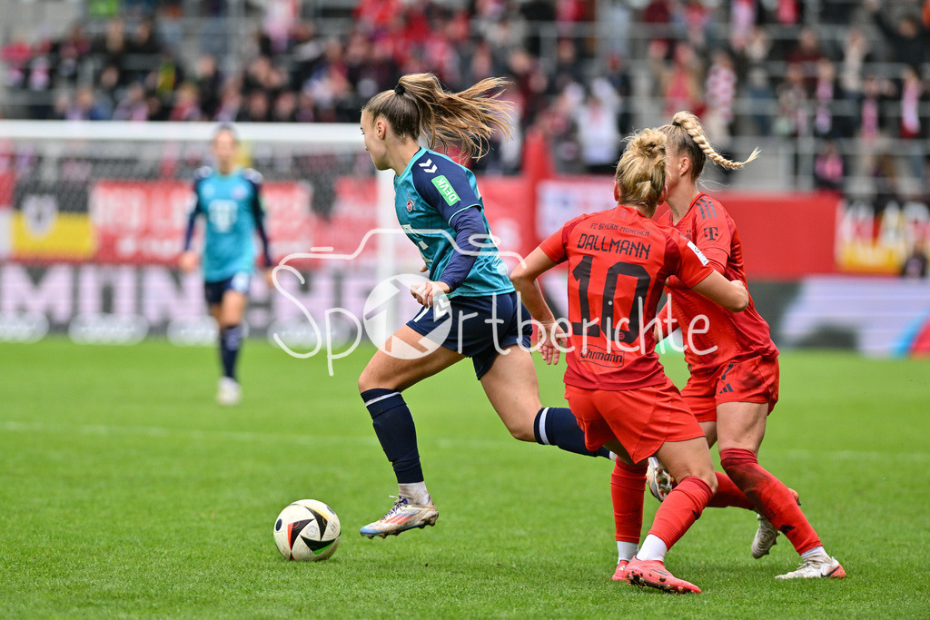 FC Bayern München Frauen - TSG 1899 Hoffenheim Frauen | Alena BIENZ (1. FC Koeln Frauen #11) setzt sich gegen Linda DALLMANN (FCB #10) und Giulia GWINN (FCB #7) durch / Zweikampf / Frauen Bundesliga: FC Bayern München Frauen - 1. FC Köln Frauen, FC Bayern Campus am 05.10.2024