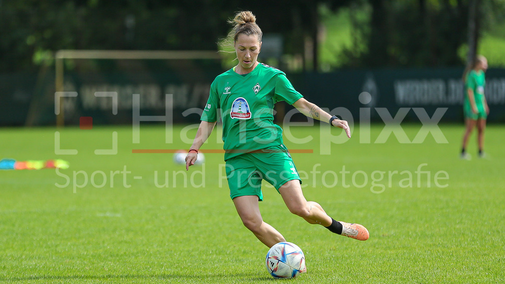 Fussball, Google Pixel Frauen-Bundesliga, Training SV Werder Bremen | v.li.: Lisa Josten (SV Werder Bremen, 7) Freisteller, Einzelbild, Ganzkörper, Aktion, Action, Spielszene