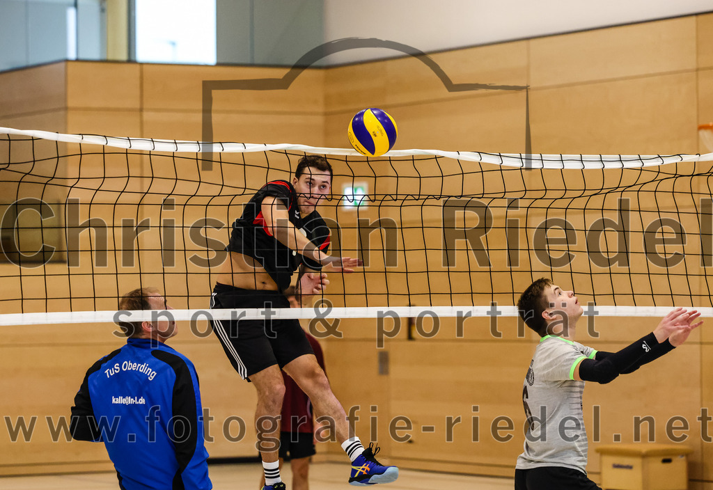 2021-11-27_030_TuS_Oberding_II_gegen_MTV_1881_Ingolstadt_III | Oberding, Deutschland, 27.11.2021:
Volleyball, Kreisliga 2021 / 2022, 5. Spieltag, TuS Oberding II gegen MTV 1881 Ingolstadt III, Endergebnis: 3:2

Corbinian Prell (TuS Oberding, #5)

Foto: Christian Riedel / fotografie-riedel.net