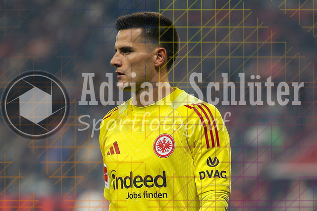 Bayer 04 Leverkusen vs Eintracht Frankfurt - Bundesliga  | Leverkusen, Deutschland, 12.09.25:   Michael Zetterer (Eintracht Frankfurt) schaut waehrend des Spiels der Bundesliga zwischen  Bayer 04 Leverkusen vs Eintracht Frankfurt in der BayArena(Foto von Brauer-Fotoagentur / Adrian Schlueter)