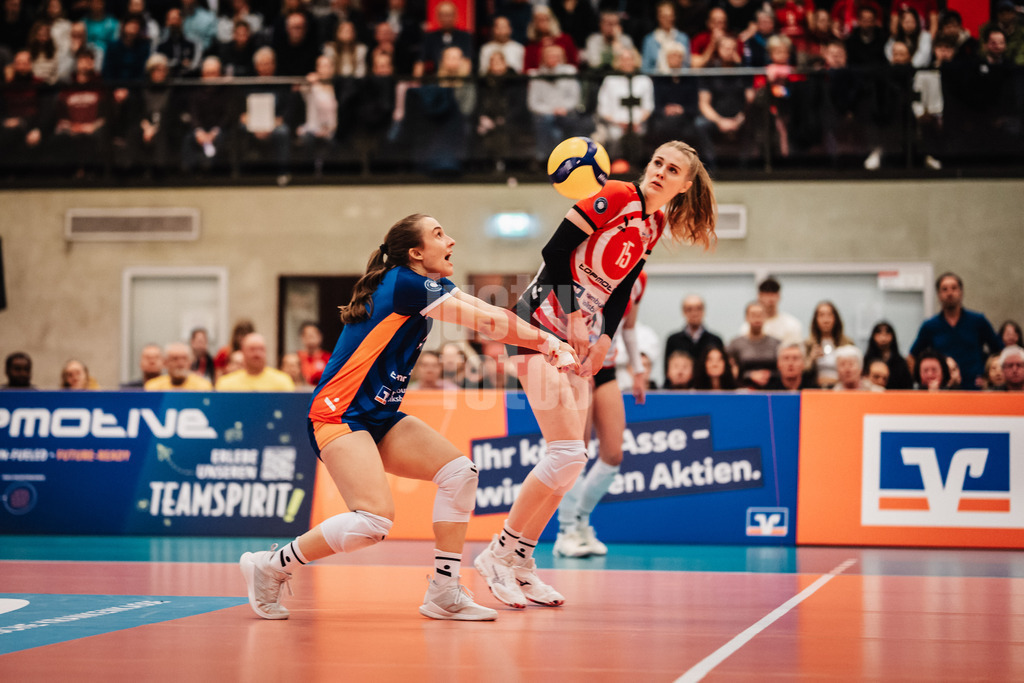 Volleyball | Frauen | Saison 2025/2026 | Volleyball Bundesliga | ETV Hamburger Volksbank Volleys vs. Binder Blaubären TSV Flacht | 06.12.2025 | Sarah Stiriz (#4, ETV Hamburger Volksbank Volleys) spielt den Ball