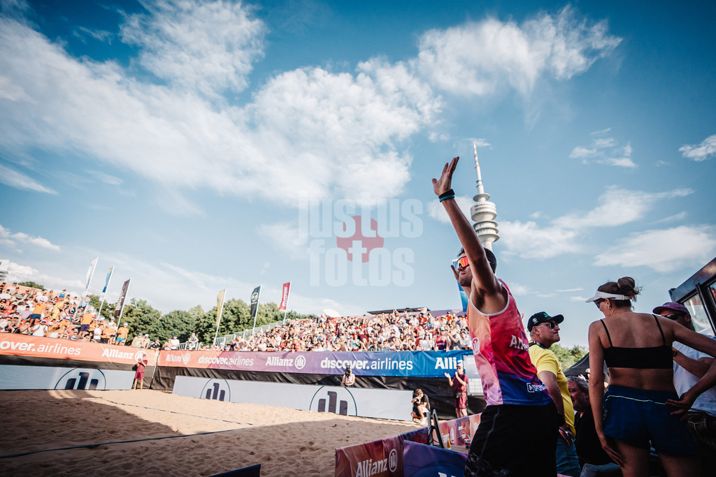 Beachvolleyball | Männer | Allianz German Beach Tour 2025 | Tourstop München | 05.07.2025 | Yannick Bibelriether läuft in das Stadion ein