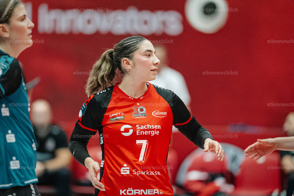 Dresdner SC - Binder Blaubären TSV Flacht, DEKRA 1. Bundesliga Frauen, Volleyball | Im Bild: Katerina Georgiadis (7, Dresdner SC)24.10.2026, Dresdner SC -  Binder Blaubären TSV Flacht, DEKRA 1. Bundesliga Frauen, Volleyball, Deutschland, Dresden, Cyberport Arena