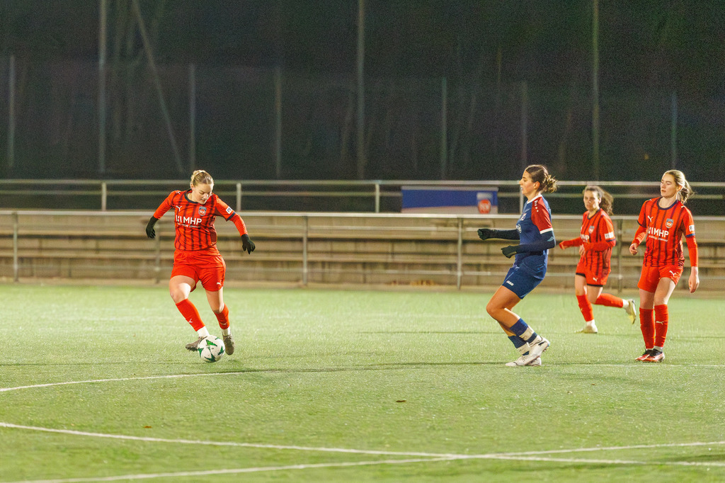 FCHFCE_251121_3147 | 1.FC Heidenheim 1846 II vs. FC Ellwangen II, Fußball, Frauen, Bezirksliga, 2025/2026, 10. Spieltag, 22.11.2025 in Heidenheim, Kunstrasen b. Voith-Arena West, Flutlichtspiel(Foto: Michael Bulling) - Realisiert mit Pictrs.com