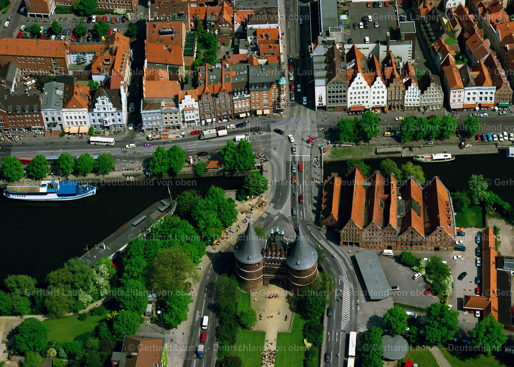 7000560 | Das Holstentor ist ein Stadttor, das die Altstadt der Hansestadt Lübeck nach Westen begrenzt. Es ist das Wahrzeichen der Stadt und wurde 1478 fertiggestellt. Das spätgotische Gebäude gehört zu den Überresten der Lübecker Stadtbefestigung. Das Holstentor ist neben dem Burgtor das einzige erhaltene Stadttor Lübecks
