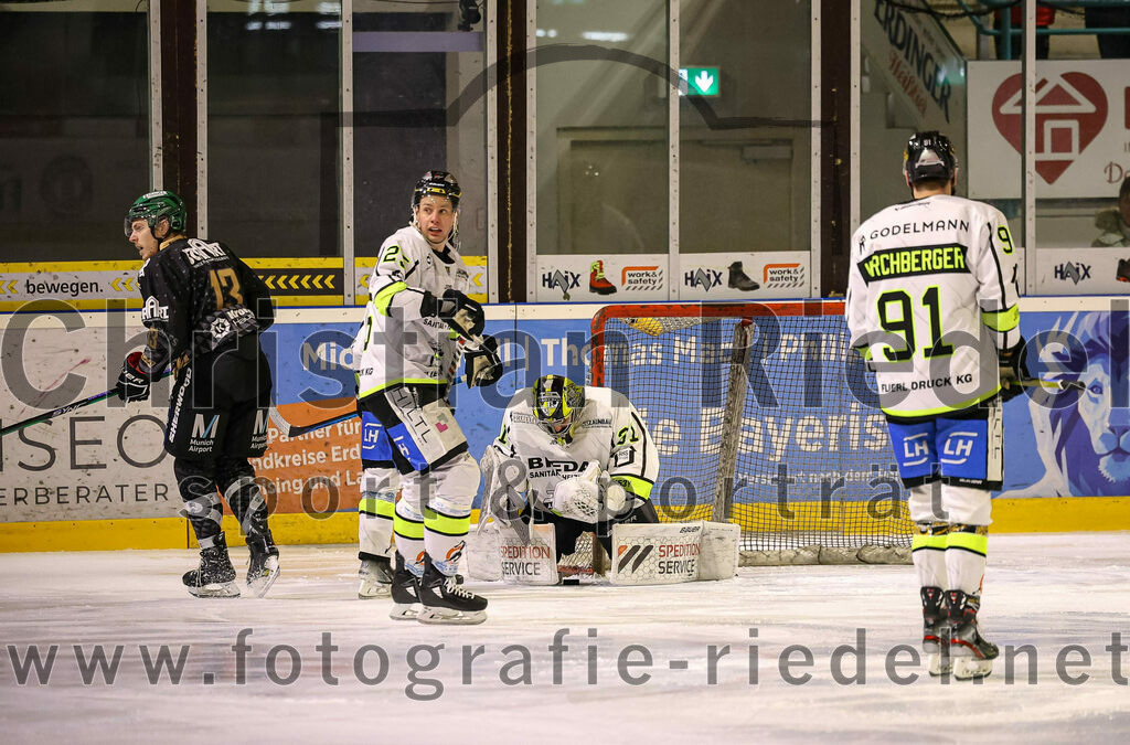 2024-02-23_013_TSV_Erding_gegen_ERSC_Amberg | Erding, Deutschland, 23.02.2024:
Eishockey, Bayernliga Playoffs 2023 / 2024, 3. Spieltag, TSV Erding gegen ERSC Amberg, Endergebnis: 2:3 n. V.

Michael Franz (Erding Gladiators, #13), Felix Köbele (ERSC Amberg, #25), Torwart Timon Bätge (ERSC Amberg, #31), Michael Kirchberger (ERSC Amberg, #91)

Foto: Christian Riedel / fotografie-riedel.net