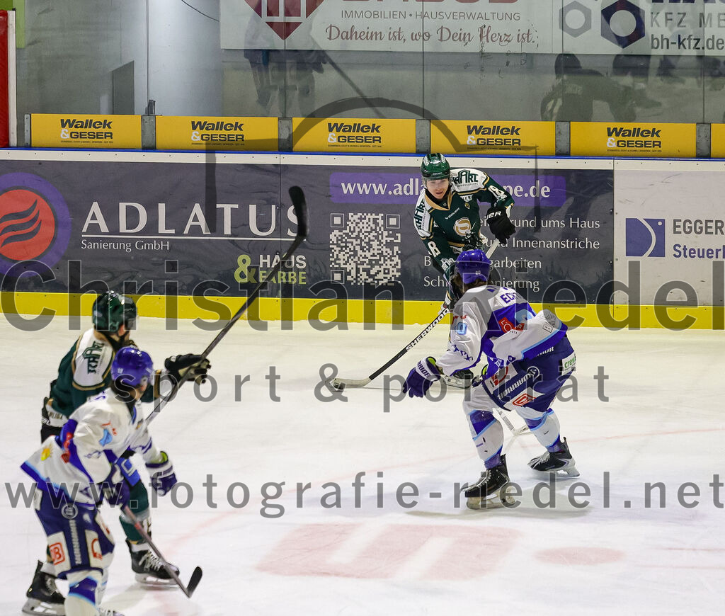 2026-01-23_047_TSV_Erding_gegen_SC_Riessersee | Erding, Deutschland, 23.01.2026:Eishockey, Oberliga Süd 2025 / 2026, 40. Spieltag, TSV Erding gegen SC Riessersee, Endergebnis: 6:5 n.V.Luis Scheibengraber (Erding Gladiators, #18), Tobias Echtler (SC Riessersee, #20)Foto: Christian Riedel / fotografie-riedel.net