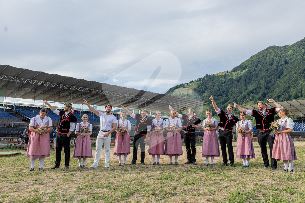 ISAF2026_Ehrung00059 | Kranzgewinner des Schwyzer Kantonalen Schwingerverbands mit dem Ehrendamen - Realisiert mit Pictrs.com