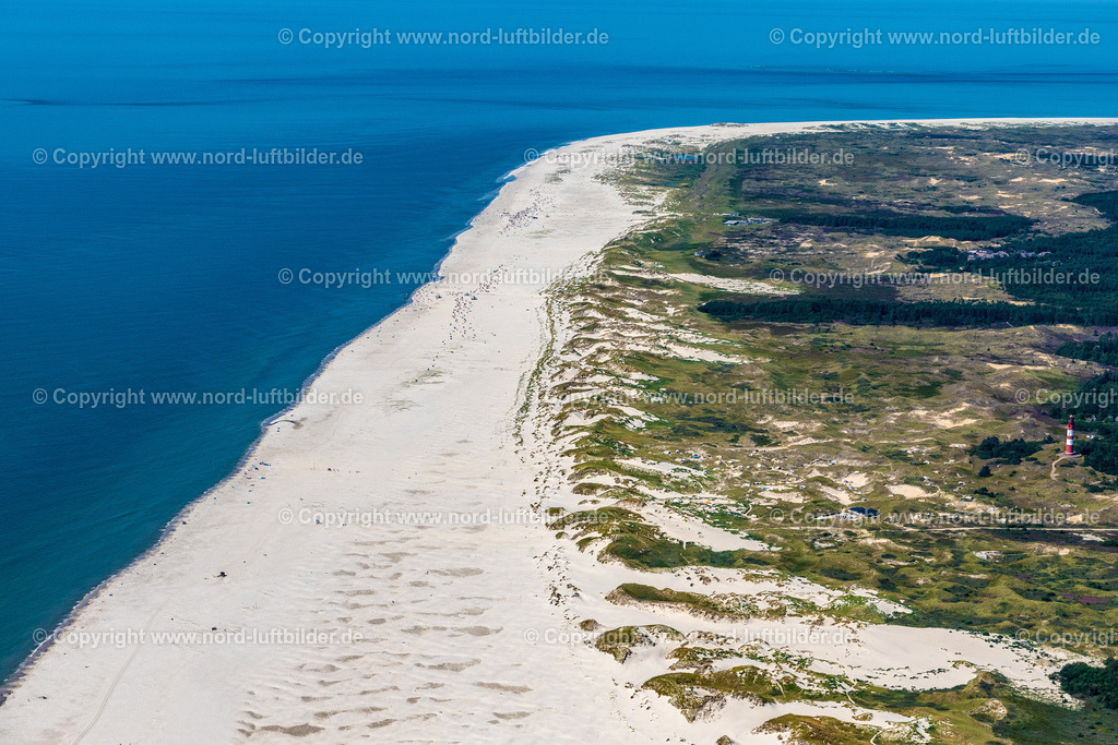 Amrum_Kiepsand_Strand_ELS_0201130822 | WITTDüN AUF AMRUM 13.08.2022 Sandstrand- Landschaft und Dünen- Schutzwall entlang des Küsten- Verlaufes in Süddorf auf der Insel Amrum im Bundesland Schleswig-Holstein, Deutschland. Weiterführende Informationen bei: AmrumTouristik AöR. // Sandy beach and dune landscape in Sueddorf at the island Amrum in the state Schleswig-Holstein, Germany. Further information at: AmrumTouristik AoeR. Foto: Martin Elsen