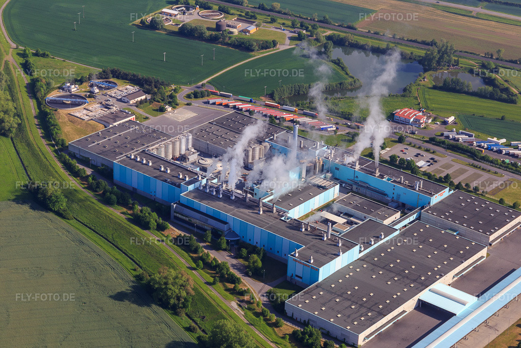 Luftbild: Industriegebiet Eltmann zwischen A70 und B26 mit Papierfabrik Palm GmbH & Co. | Werk Eltmann und Schwarzmüller Deutschland GmbH im Ortsteil Limbach in Eltmann im Bundesland Bayern in Deutschland.Foto: IMG_099863.jpg vom 25.05.2017 durch Werner Riehm/FLY-FOTO.deWerk Eltmann: Palm GruppeWWW.SCHWARZMUELLER.COM
