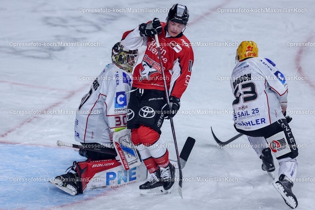 KEC24032501019 | 24.03.2025, Eishockey, DEL Play-offs, Kölner Haie - Fischtown Pinguins Bremerhaven, Viertelfinale Spiel 4, Lanxess-Arena Köln: Torschuss zum 1:0 durch Torschütze Justin Schütz (Kölner Haie #10) zusammen mit Gregor MacLeod (Kölner Haie #89) 