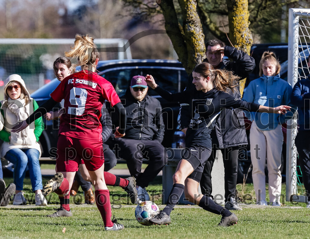 2024-02-25_039_FC_Schwaig_gegen_TSV_Eching | Oberding, Deutschland, 25.02.2024:
Fußball, Bezirksliga 2023 / 2024, Testspiel, FC Schwaig gegen TSV Eching, Endergebnis: 0:5

Lola Ascher (FC Schwaig, #9), Laura Priselac (TSV Eching, #8)

Foto: Christian Riedel / fotografie-riedel.net