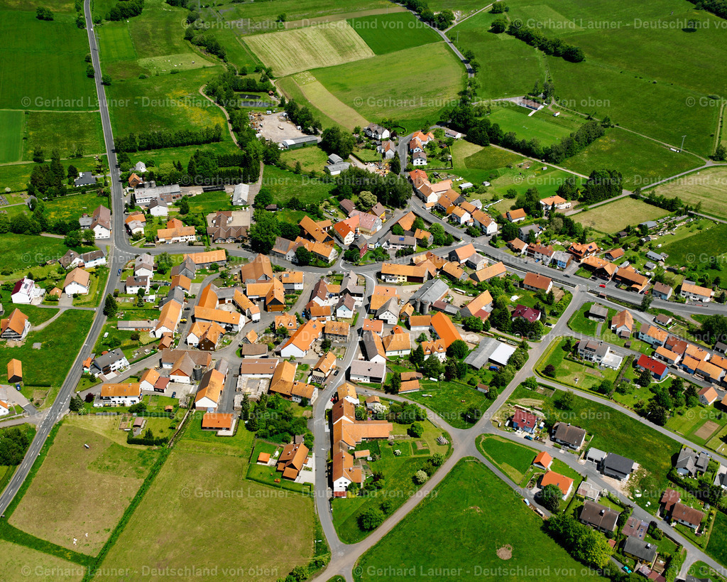 2615682 | DIRLAMMEN 09.06.2006 Landwirtschaftliche Nutzflächen und Feldgrenzen  umsäumen das Siedlungsgebiet des Dorfes in Dirlammen im Bundesland Hessen, Deutschland // Agricultural land and field boundaries surround the settlement area of the village  in Dirlammen in the state Hesse, Germany Foto: Gerhard Launer