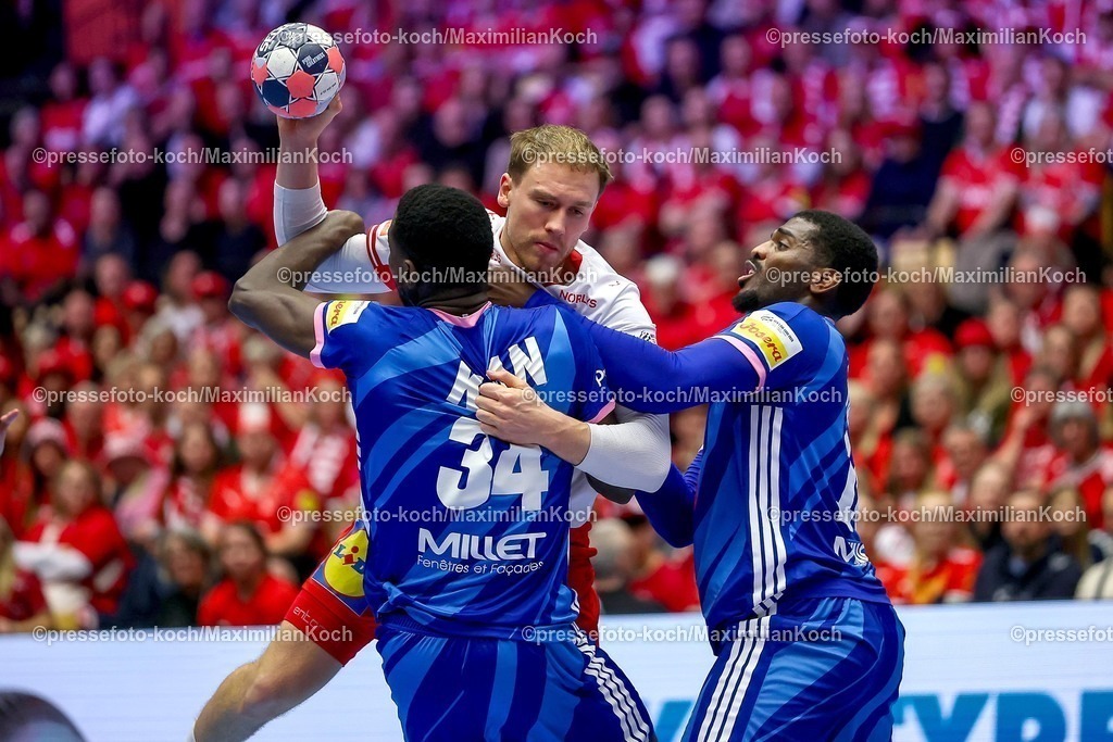 EHF22012603013 | 22.01.2026, Handball, Men's EHF EURO 2026, Frankreich - Dänemark, Jyske Bank Boxen in Herning, Dänemark, Main Round:  Simon Bogetoft Pytlick (Denmark #43) im Zweikampf gegen   Karl Konan (France #34)  Dika Mem (France #10) 