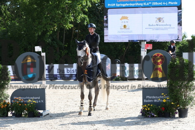 Weilheim_2023_Prfg.Nr.09_Qualifikation_PSA-Tour_Siegerehrung_Prfg.Nr.09_ (6) | Alle Fotos der Reiterjournal Fotografin Doris Matthaes im Reiterjournal Online-Fotoshop. - Realisiert mit Pictrs.com